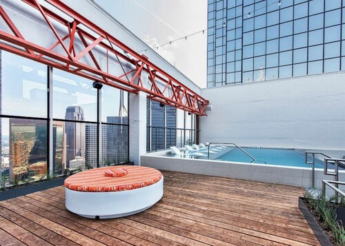 Luxury Downtown Dallas Condo Skyline Views + Parking