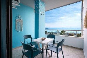 Outdoor dining - Sea View & Art Apartment (Durrës)