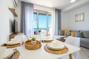 Dining - Sea view-Sunny Apartment by TOK (Durrës)