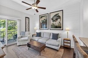 TV - Updated condo with pool & steps to village. Enough room for your pup. (St. Simons Island)