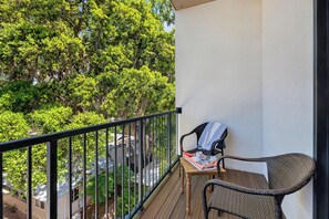 Property grounds - Updated condo with pool & steps to village. Enough room for your pup. (St. Simons Island)