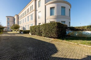 Exterior - GuestHost - Charming 50 sqm apartment, located on the 1st floor of a modern building (with lift), for 4 people and equipped with a shared swimming pool (for a fee) and free private parking space.The property is located in Calambrone, with direct access t (Calambrone)