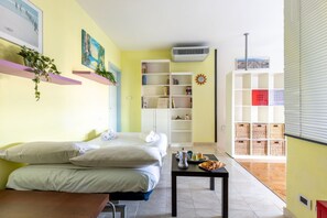 1 bedroom, iron/ironing board - GuestHost - Charming 50 sqm apartment, located on the 1st floor of a modern building (with lift), for 4 people and equipped with a shared swimming pool (for a fee) and free private parking space.The property is located in Calambrone, with direct access t (Calambrone)