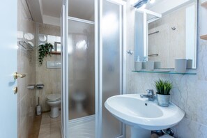 Regadera, bidet, toallas 