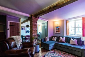 TV, fireplace - 17th-Century Flint Cottage by Viking Bay (Kent)