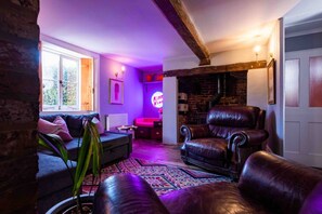 TV, fireplace - 17th-Century Flint Cottage by Viking Bay (Kent)