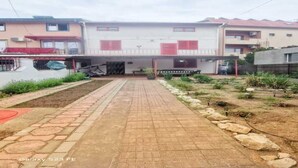 A residential building with a paved walkway leading to a covered entrance. - Casa Cu Obloane Rosii By Cochilia (Eforie Nord)