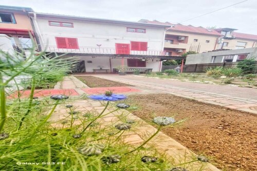 Casa Cu Obloane Rosii By Cochilia