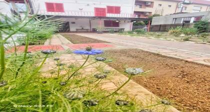 Casa Cu Obloane Rosii By Cochilia