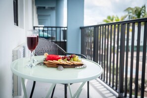 Outdoor dining - The Salty Bambina Beach access with Free Parking (Hollywood)