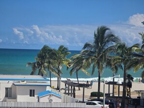 Plage, chaises longues, serviettes de plage