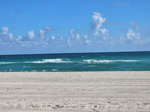 En la playa, camastros y toallas de playa 