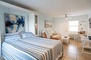 1 bedroom, in-room safe, iron/ironing board, free WiFi - The Salty Bambina Beach access with Free Parking (Hollywood)