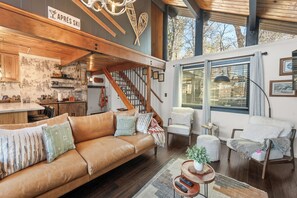 Smart TV, fireplace - Chalet Steps to Bear Mountain, Hot Tub, King, Mountain Views, Fire Pit, AC (Big Bear Lake)
