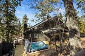 Outdoor spa tub - Chalet Steps to Bear Mountain, Hot Tub, King, Mountain Views, Fire Pit, AC (Big Bear Lake)