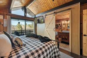 3 bedrooms, desk, travel cot, free WiFi - Chalet Steps to Bear Mountain, Hot Tub, King, Mountain Views, Fire Pit, AC (Big Bear Lake)