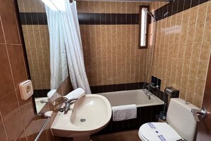 Shower, bidet, towels, toilet paper - Spacious 4 bedroom apartment in first line of sea. Rodes Lux-61 (Calafell)