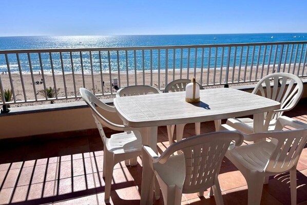 Outdoor dining - Spacious 4 bedroom apartment in first line of sea. Rodes Lux-61 (Calafell)