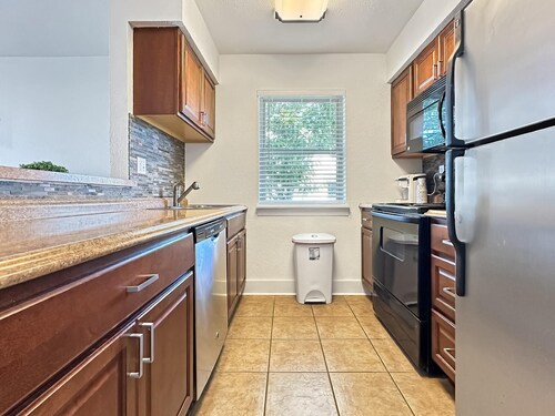 Serene 2-bedroom corporate apartment with AC in Metairie
Prime location