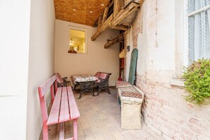 Outdoor dining - Gîte L'azuré, Alsace: Holiday Home with Private Terrace and Wi-Fi (Ingenheim)