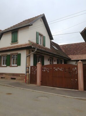 Exterior - Gîte L'azuré, Alsace: Holiday Home with Private Terrace and Wi-Fi (Ingenheim)