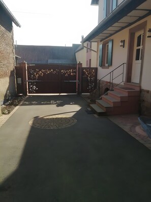 Property grounds - Gîte L'azuré, Alsace: Holiday Home with Private Terrace and Wi-Fi (Ingenheim)