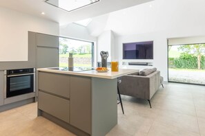 Fridge, microwave, stovetop, dishwasher - The Studio @ Cherry Tree (Natland)