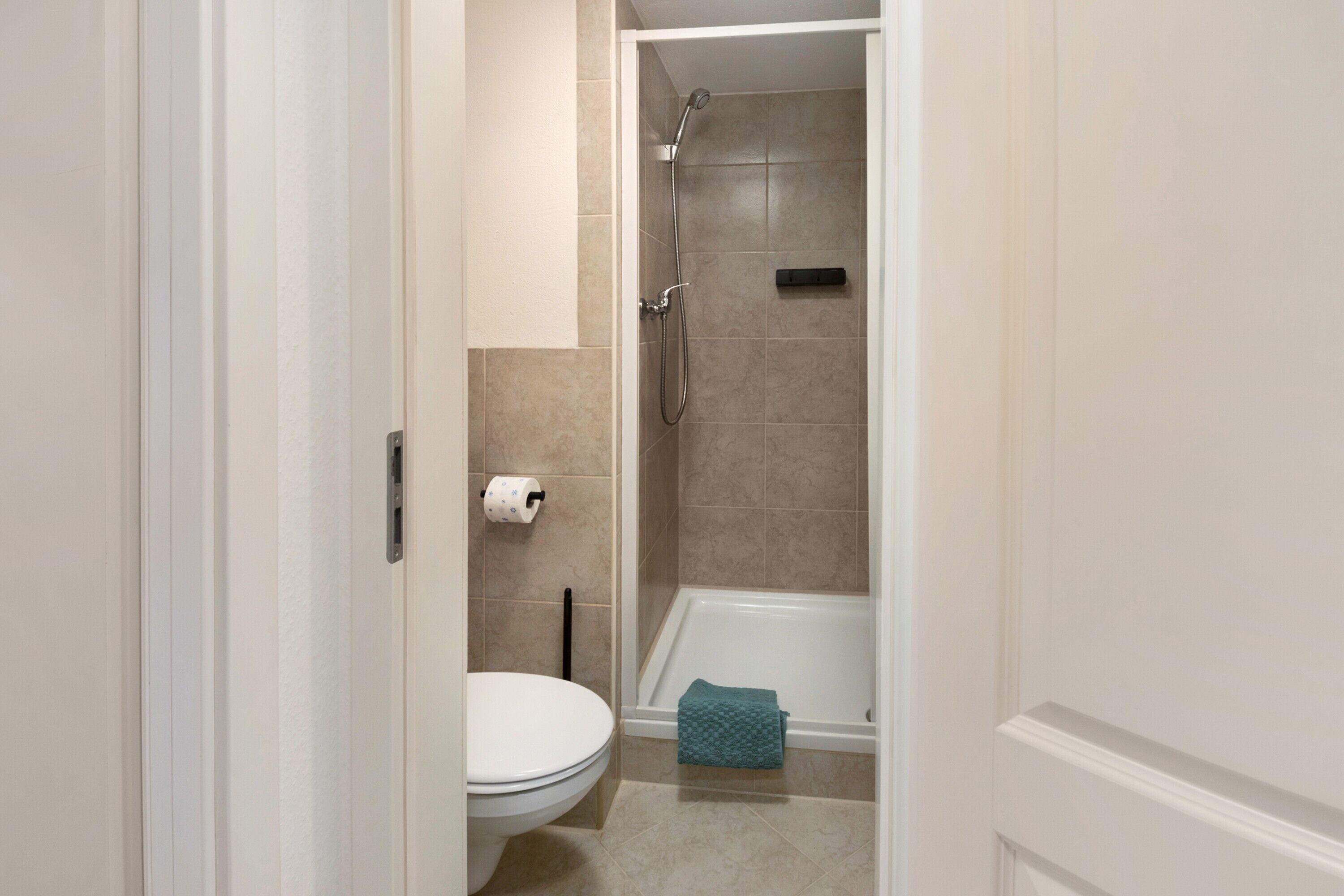 Un baño con inodoro, ducha y bañera.