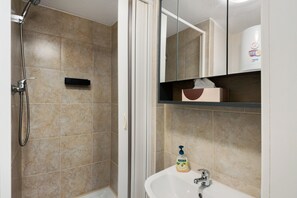 Een douche, handdoeken