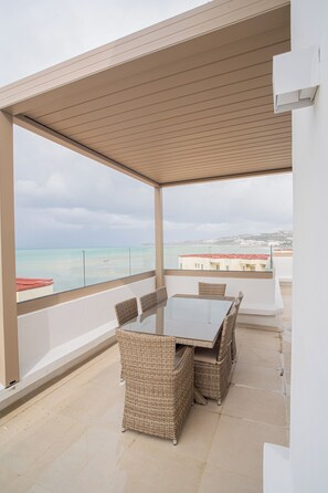Dining - 6-bedroom penthouse, stunning beach front location, minutes to shopping, train, restaurants. (Tangier)