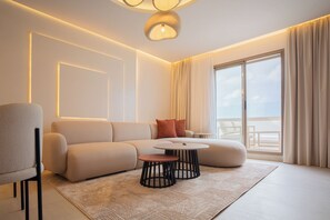 TV - 3-bedroom penthouse, stunning beach front location, minutes to shopping, train, restaurants. (Tangier)