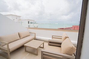 Property grounds - 3-bedroom penthouse, stunning beach front location, minutes to shopping, train, restaurants. (Tangier)