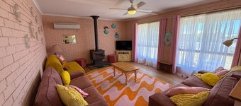 Francie Ray - Dog friendly, free WiFi!