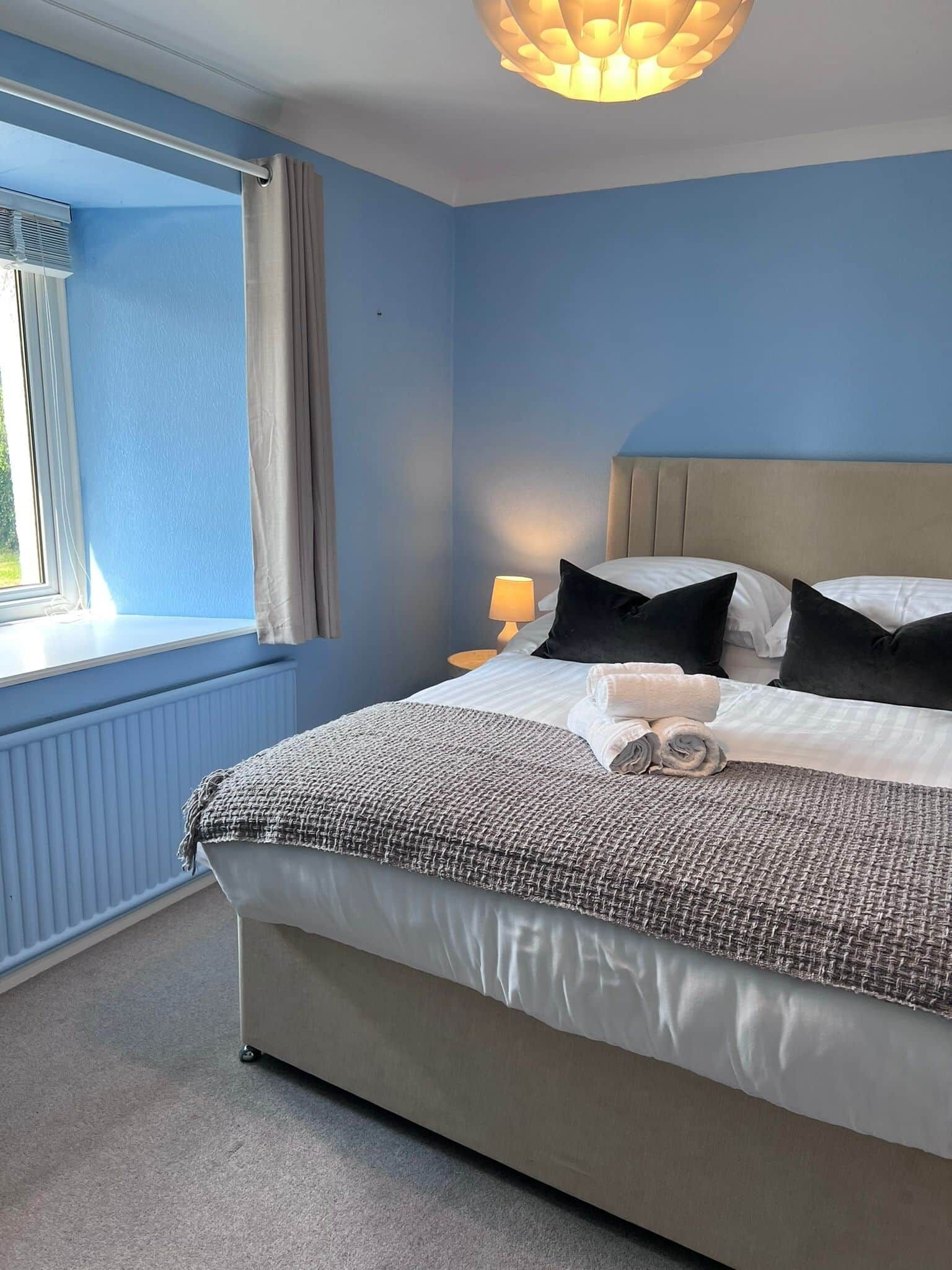 3 bedrooms, iron/ironing board, WiFi, bed sheets