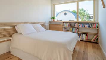 Desk, iron/ironing board, WiFi, bed sheets