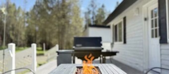 Trail & Tide Lodge- hot tub, game room basement and multiple gathering areas!