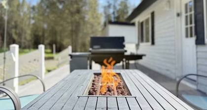 Trail & Tide Lodge- hot tub, sleeps 18 multiple gathering areas!