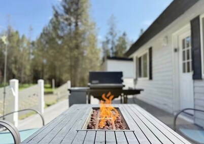 Trail & Tide Lodge- hot tub, sleeps 18 multiple gathering areas!