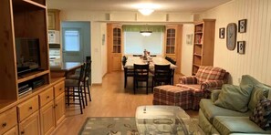 Living area - Trail & Tide Lodge- hot tub, game room basement and multiple gathering areas! (Island Park)