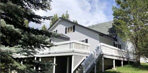 Exterior - Trail & Tide Lodge- hot tub, game room basement and multiple gathering areas! (Island Park)