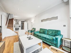 TV - Elegant Stay In London by Interhome (London West End)