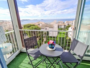 Outdoor dining - le Verdon by Interhome (Six Fours La Coudoulière)