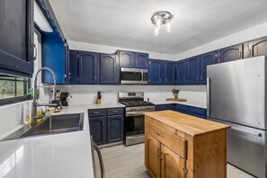 Fridge, microwave, oven, stovetop - Emerald Woods Hangout | Spacious, Pet Friendly, Fire Pit (Sevierville)