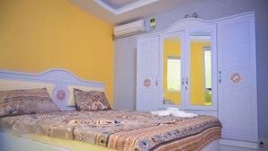 A bedroom with a bed, a wardrobe, and an air conditioning unit. - Hotel Viana (Viana)