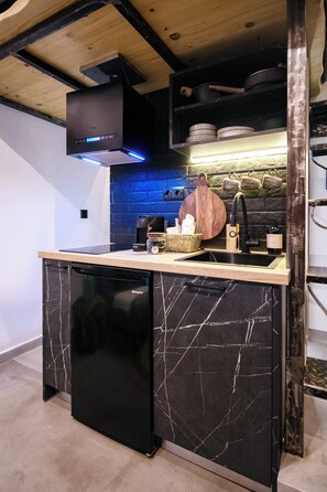 Kjøleskap, kokeplater, kaffetrakter/tekoker og brødrister