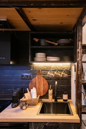 Réfrigérateur, plaque de cuisson, cafetière/bouilloire, grille-pain