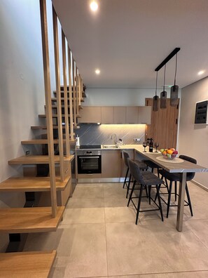 Refrigerador con freezer, horno, placa de cocina, cafetera expreso