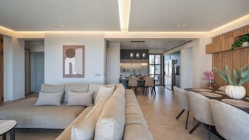 Signature Infinity Pool Villa | Woonruimte | Een 42-inch smart-tv met digitale zenders
