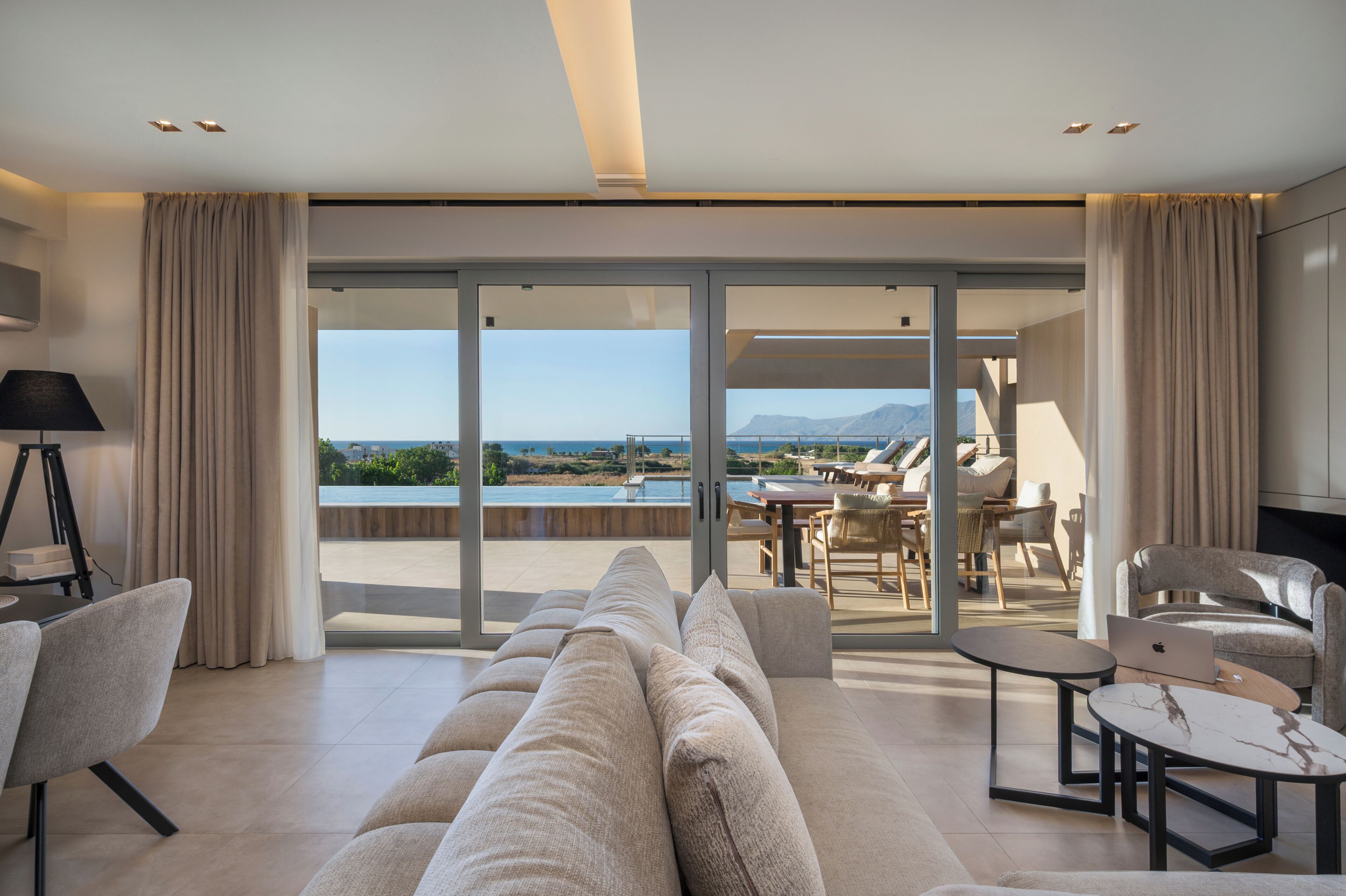 Signature Infinity Pool Villa | Oleskelualue | 42–tuumainen äly-TV, jossa digitaalikanavat