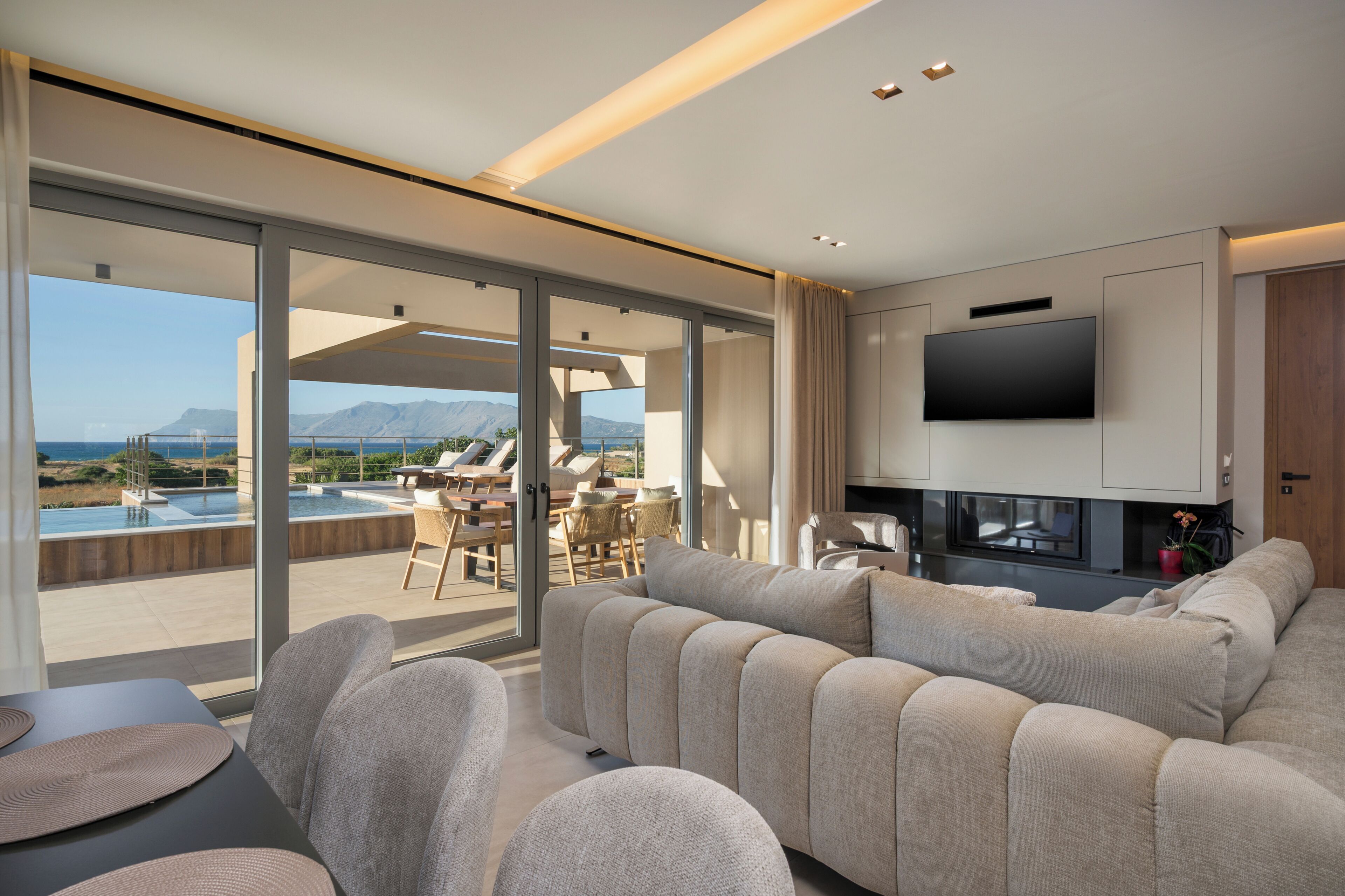 Signature Infinity Pool Villa | 起居區 | 42-吋智慧型電視，提供數位頻道